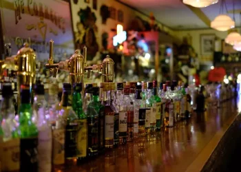 What types of aromas are common grape varieties