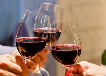 how to hold a champagne glass