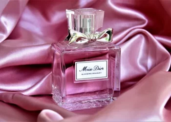 What does miss dior smell like