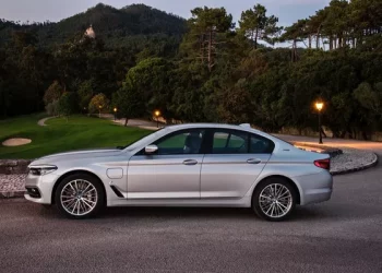 How to charge bmw 530e