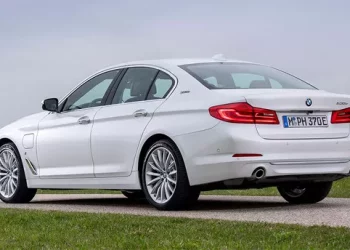 Do you have to charge bmw 530e