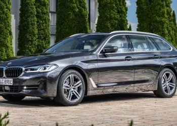 How to charge a bmw 530e