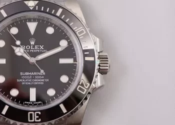 How to set the time on a Rolex Submariner, just 4 steps