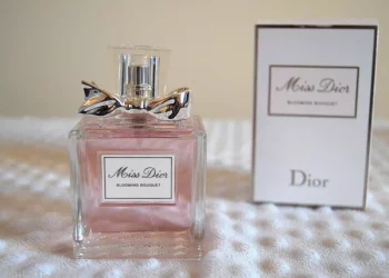 What does miss dior smell like