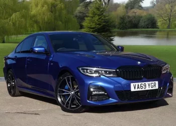 A Comprehensive Comparison: BMW 328 vs. BMW 330